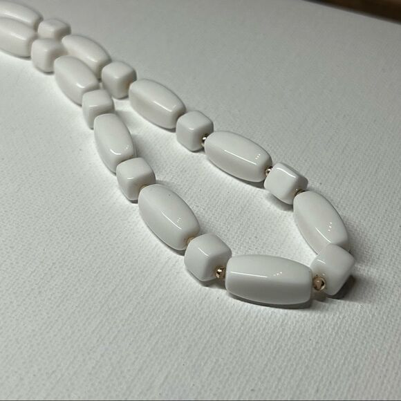 VintageβDemiβParureβWhiteβBeadedβNecklaceΒ w/βMatchingβHookβEarrings - Picture 4 of 11